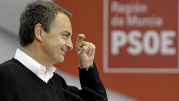 El secretario general del PSOE y presidente del Gobierno, José Luis Rodriguez Zapatero, forma con sus dedos el gesto de la ceja utilizado en su campaña de 2008  