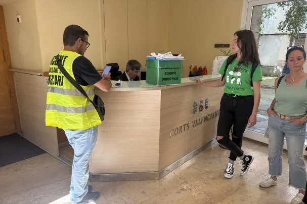 Representantes de personal docente accede a Les Corts Valencianes para entregar los escritos de dimisión de un centenar de equipos directivos de 300 centros educativos de la Comunitat Valenciana 