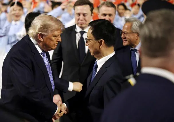 Donald Trump fue recibido el miércoles a pie de escalerilla por el vicepresidente Han Zheng, una figura protocolaria que no está entre los siete miembros del comité permanente del politburó, la sala de mandos de China. Detrás, Elon Musk (Tesla) y Jensen Huang (Nvidia), oligarcas tecnológicos.