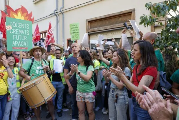 The general secretary of Podemos, Ione Belarra (r), alongside Valencian teachers gathered near Les Corts Valencianes 