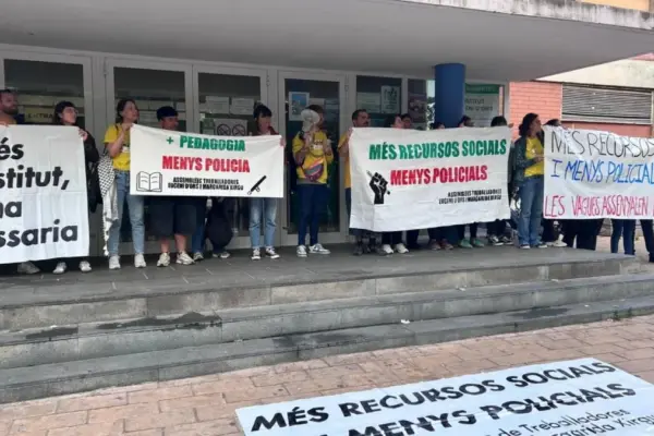 A Mossos union defends carrying weapons to educational centers