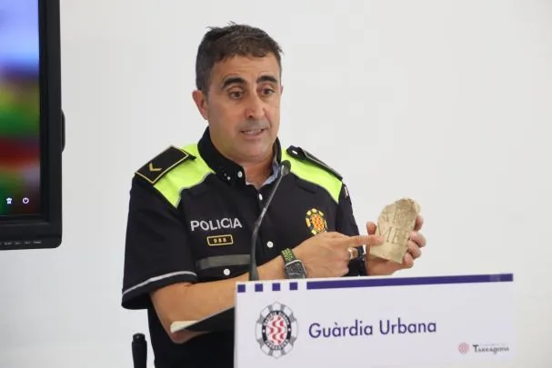 David Font, corporal of the Tarragona Urban Guard, showing one of the archaeological pieces