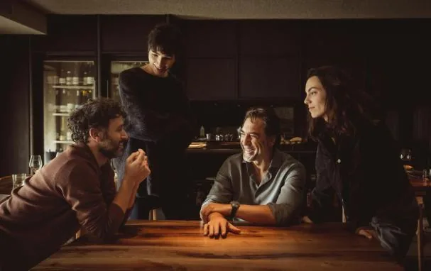 Sorogoyen and screenwriter Isabel Peña with Javier Bardem and Victoria Luengo during a break from filming 'El ser querido'