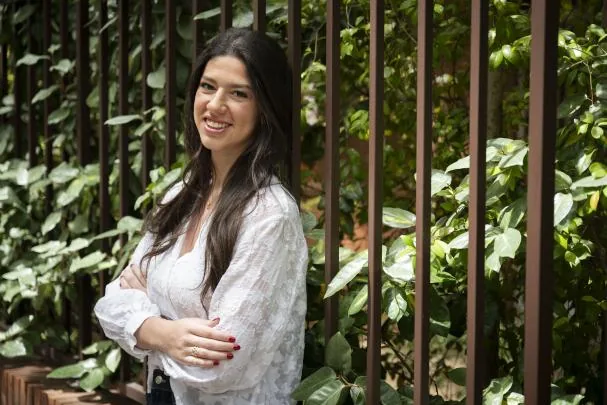Interview with debut author Elena de Juan García, with her book 'No Hard Feelings', about the bullying she suffered.
