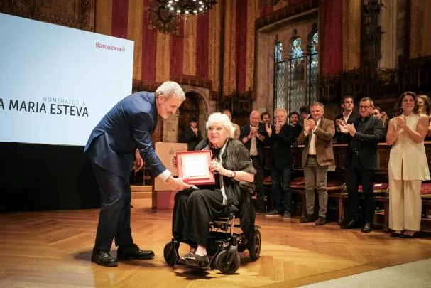 Mayor Collboni presented a plaque to Rosa Esteva, founder of the Barcelonan Tragaluz Group