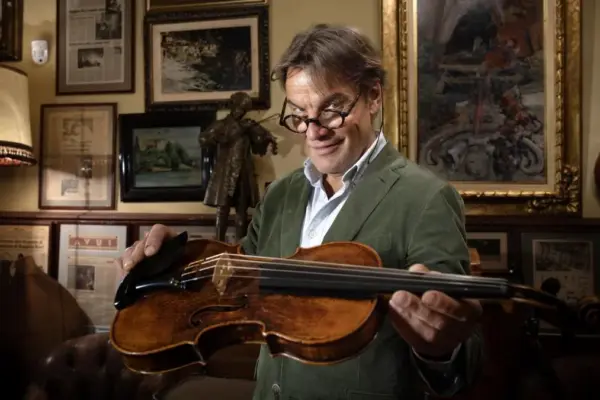 The prestigious Catalan luthier who saw his career threatened by a rare disease