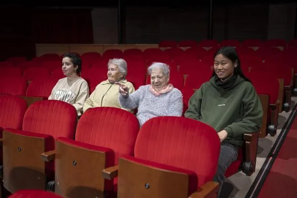 Helena and Rosario, and Charo and Carmen, two of the pairs of 'Grans teatrerus'