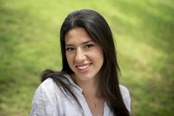 Interview with debut author Elena de Juan García, with her book 'No Hard Feelings', about the bullying she suffered.