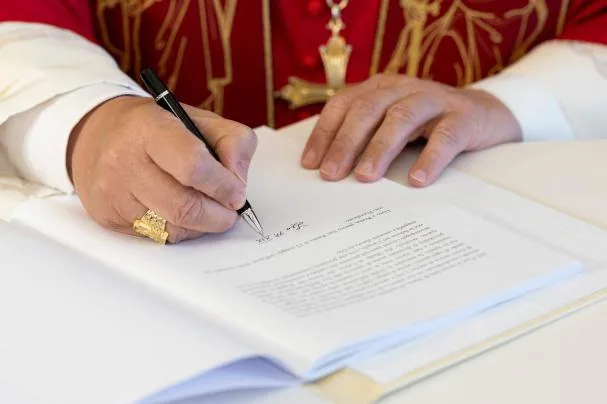 Pope Leo XIV signing the encyclical Magnifica humanitas, on May 15, 2026, ten days before its official presentation, which took place on May 25 at the Vatican