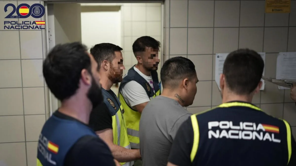 Deported from Spain 21 multiple repeat offenders who were in an irregular situation and had committed almost all their crimes in Barcelona