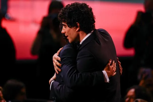 Los Javis se abrazan al conocer su premio a la mejor dirección exaequo con Pawel Pawlikowski