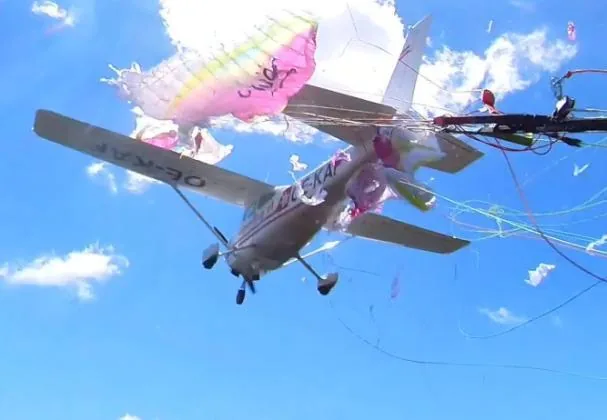 The plane, dragging the destroyed paraglider.