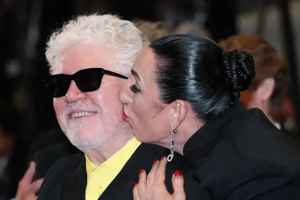 The emotion of Almodóvar after the warm ovation in Cannes for 'Bitter Christmas': “I don't know how to thank you for this generosity”