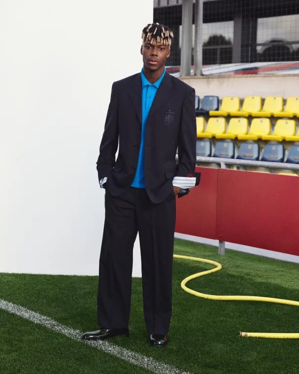 Nico Williams con el traje diseñado por Loewe