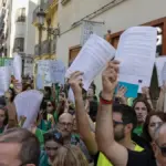 The teaching staff protests in front of Les Corts and asks the president to intervene in the conflict