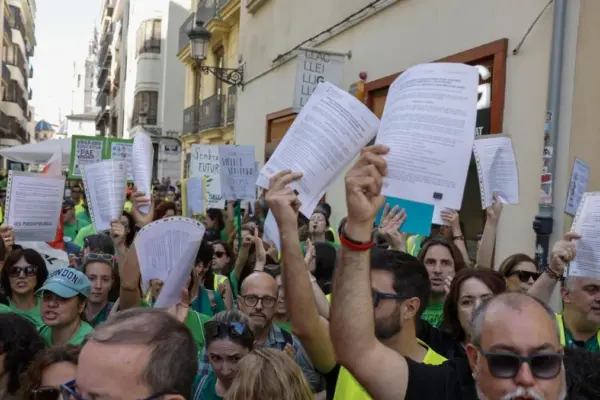 The teaching staff protests in front of Les Corts and asks the president to intervene in the conflict