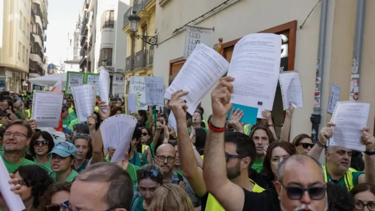 The teaching staff protests in front of Les Corts and asks the president to intervene in the conflict