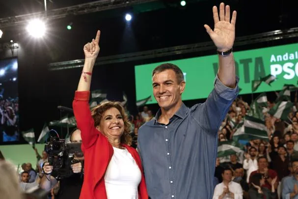 El presidente del Gobierno Pedro Sánchez y María Jesús Montero ayer en Sevilla 