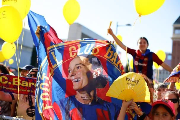 Fans with a flag with Mapi León's face