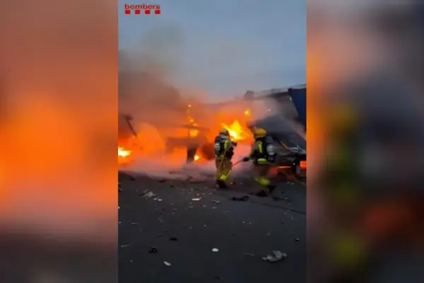 Traffic restricted on the AP-7 after a major fire in the collision between two trucks