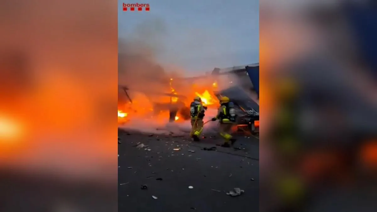 Traffic restricted on the AP-7 after a major fire in the collision between two trucks