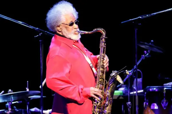 Sonny Rollins: the giant of jazz who retired to play on a bridge