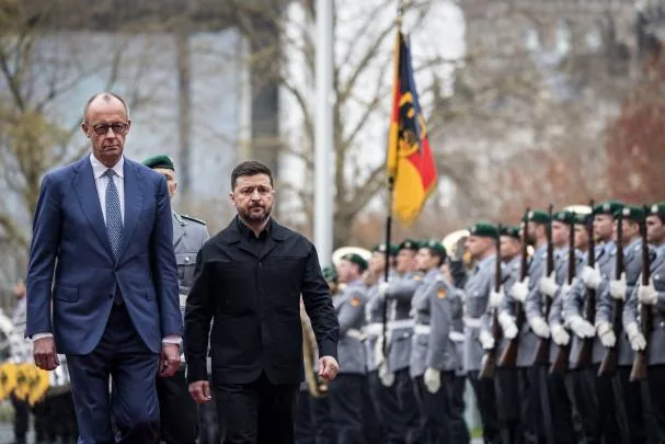 German Chancellor Friedrich Merz and Ukrainian President Volodymyr Zelensky reviewing the honor guard at the Chancellery in Berlin, April 14, 2026 