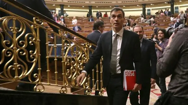 The leader of the PSOE, Pedro Sánchez, leaves the chamber after finishing the debate on the motion of no confidence presented by the PSOE against the President of the Government, Mariano Rajoy, in May 2018