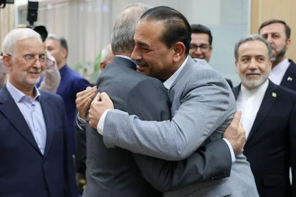 Hug between the head of the Pakistan Armed Forces (in gray) and the president of Iran. Behind to the right, the Iranian Foreign Minister, Abbas Araghchi. Pakistan is the only Muslim-majority country with nuclear warheads.