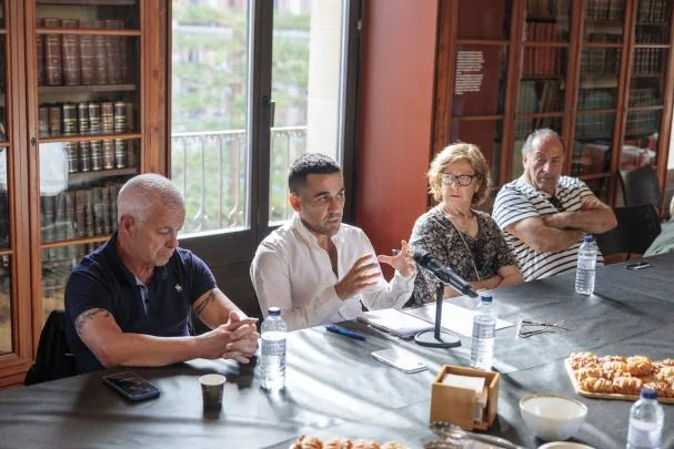 The psychiatrist at Parc Sanitari SJD, Salvatore Aguilar-Ortiz (center of the image), talking with several journalists 