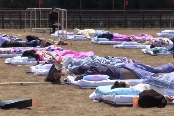 China crowns the "king of sleep" in a nap championship in the middle of the forest
