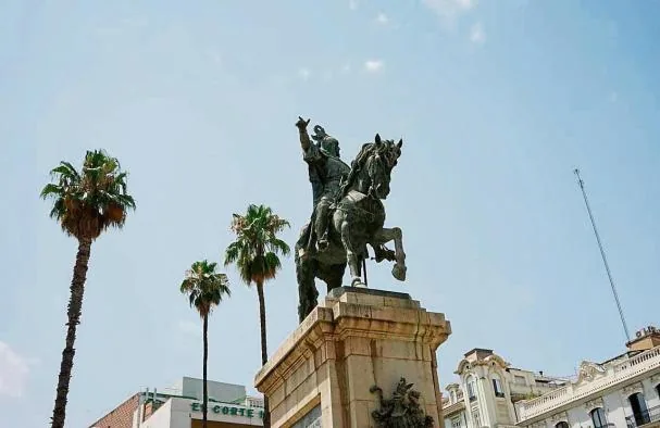 La estatua de Jaume I en el jardín de El Parterre de València