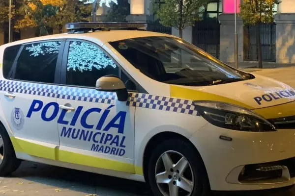 Arrested in Carabanchel for abandoning her 2-year-old son in the stroller while she went partying