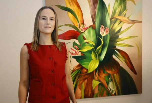 Ewa Juszkiewicz junto a una de sus obras