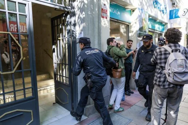 Agentes de la Policía Nacional entran, ayer, en el despacho de Zapatero en la calle Ferraz