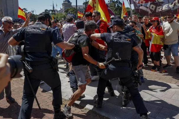 The police try to contain some participants of the “march for dignity”