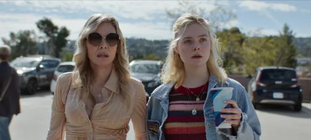 Michelle Pfeiffer y Elle Fanning en 'Margo tiene problemas de dinero'