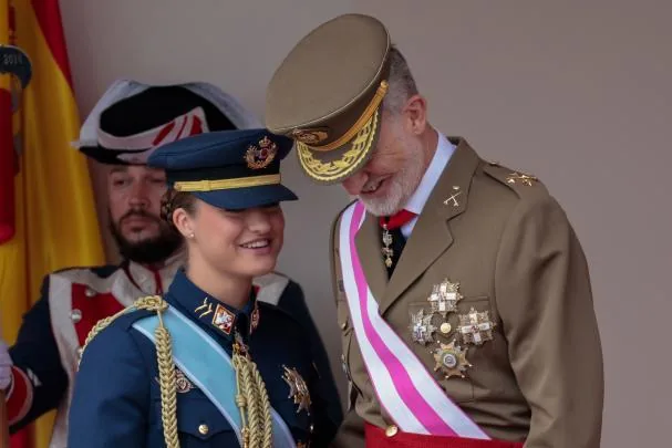 The King and the Princess of Asturias in a moment of confidences upon arriving at the stand from which they followed the Armed Forces Day parade