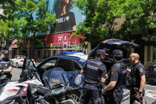 Los agentes en la sede del PSOE en la calle Ferraz esta semana 