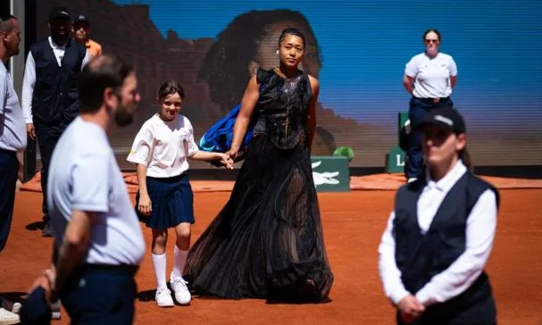 Naomi Osaka with the black dress with transparencies to make her entrance to the Roland Garros court