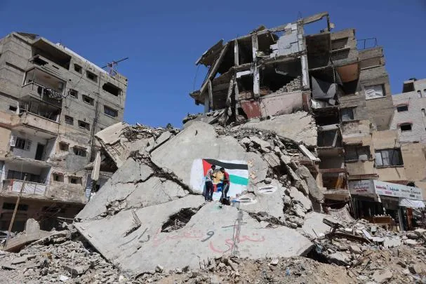 Mural de homenaje a Lamine Yamal sobre una montaña de ruinas en Gaza