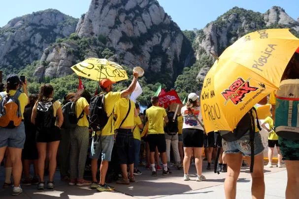 Hundreds of teachers, dressed in the yellow t-shirt designed for the series of protests this school year, gathered yesterday in Montserrat and blocked access to the basilica.