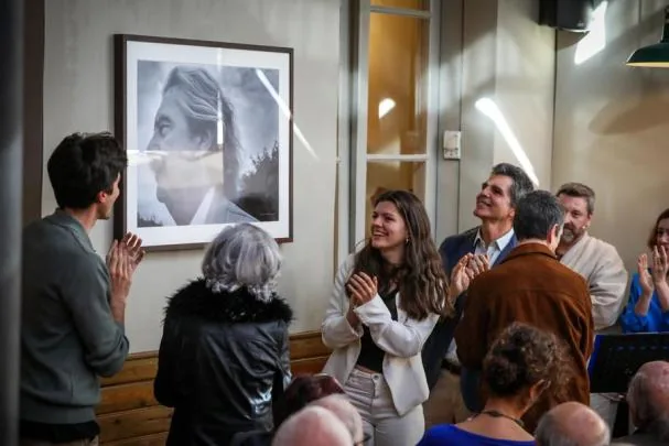 Los familiares de Lluís Permanyer descubre el retrato de Roser Vilallonga que preside la terraza de la libreria Laie que lleva el nombre del periodista