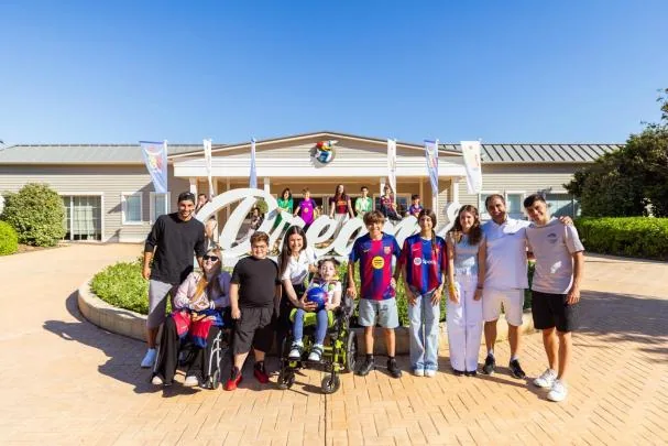 Ferran y Pedri con los niños en el PortAventura Dreams Village