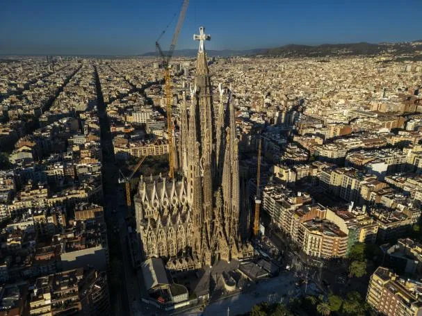 At 172.5 meters high, the cross that crowns the central tower of the Sagrada Família has changed the city’s skyline and is visible from all over Barcelona