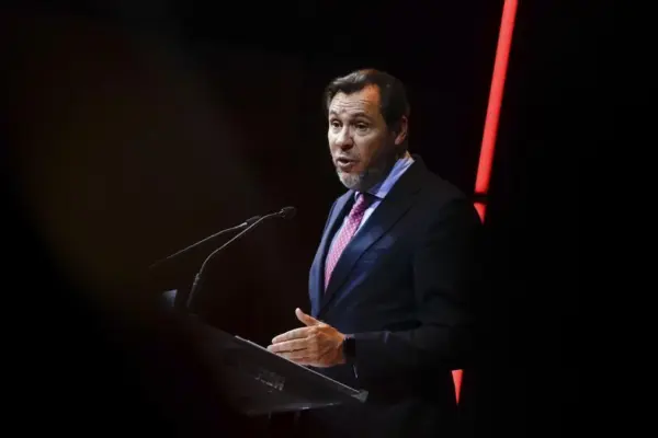 The Government denounces a plot to bring it down with the avalanche of legal cases