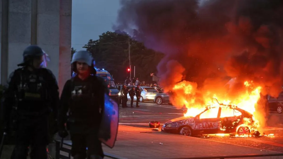 Vandalism and police charges in Paris