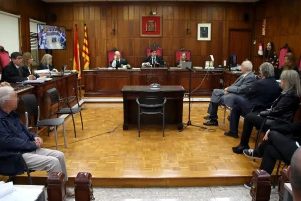 The first session of the trial served to present the preliminary issues