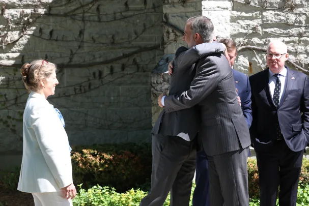 The King embraces his former classmate Hugh MacDonell, this Thursday upon his arrival at Lakefield College