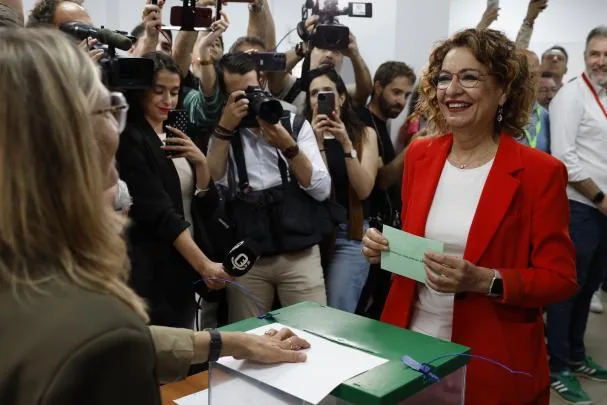 La candidata del PSOE a la Presidencia de la Junta de Andalucía, María Jesús Montero, ejerce su derecho al voto en Sevilla, este domingo. 